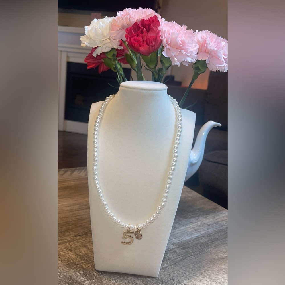 Elegant Faux Pearl Necklace with Gold Accents